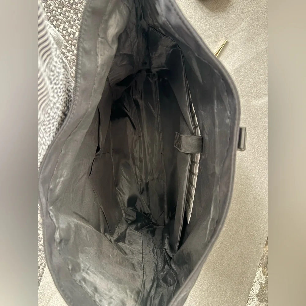 Ozuko bag, used as both a backpack and a messenger or tote bag.